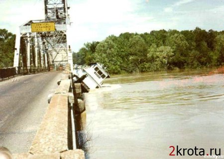 Буксир, который подныривает под мост и выплывает с другой стороны (18 фото)