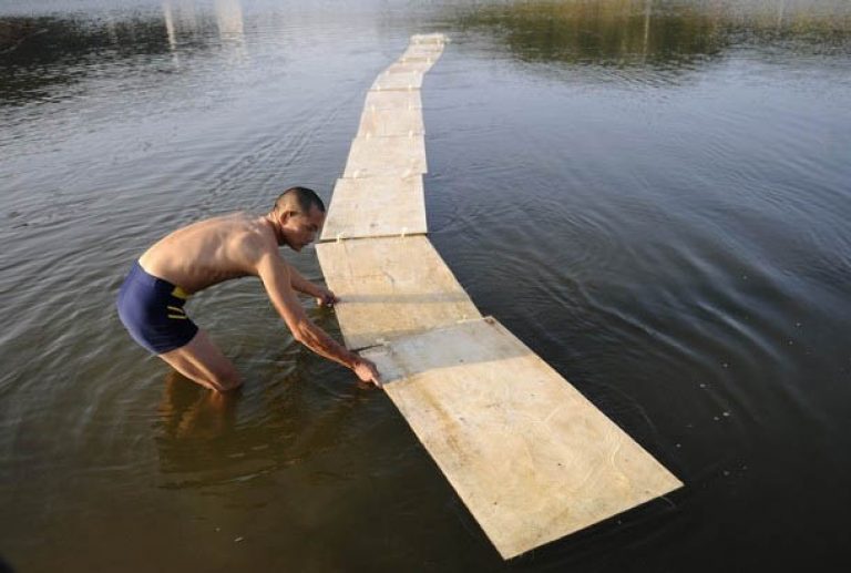 Ходи воде. Приспособление для ходьбы по воде. Ходить по воде. Человек ходит по воде. Хождение по воде фото.