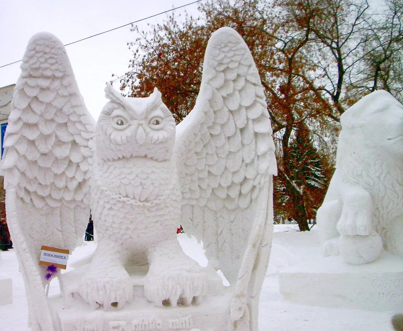 Снежные фигуры. Фигуры из снега. Снежные скульптуры. Красивые фигуры из снега. Красивые фигурки из снега.