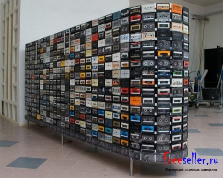 Как использовать кассеты. Стена из кассет. Стол из видеокассет. Декор из аудиокассет. Стена из видеокассет.