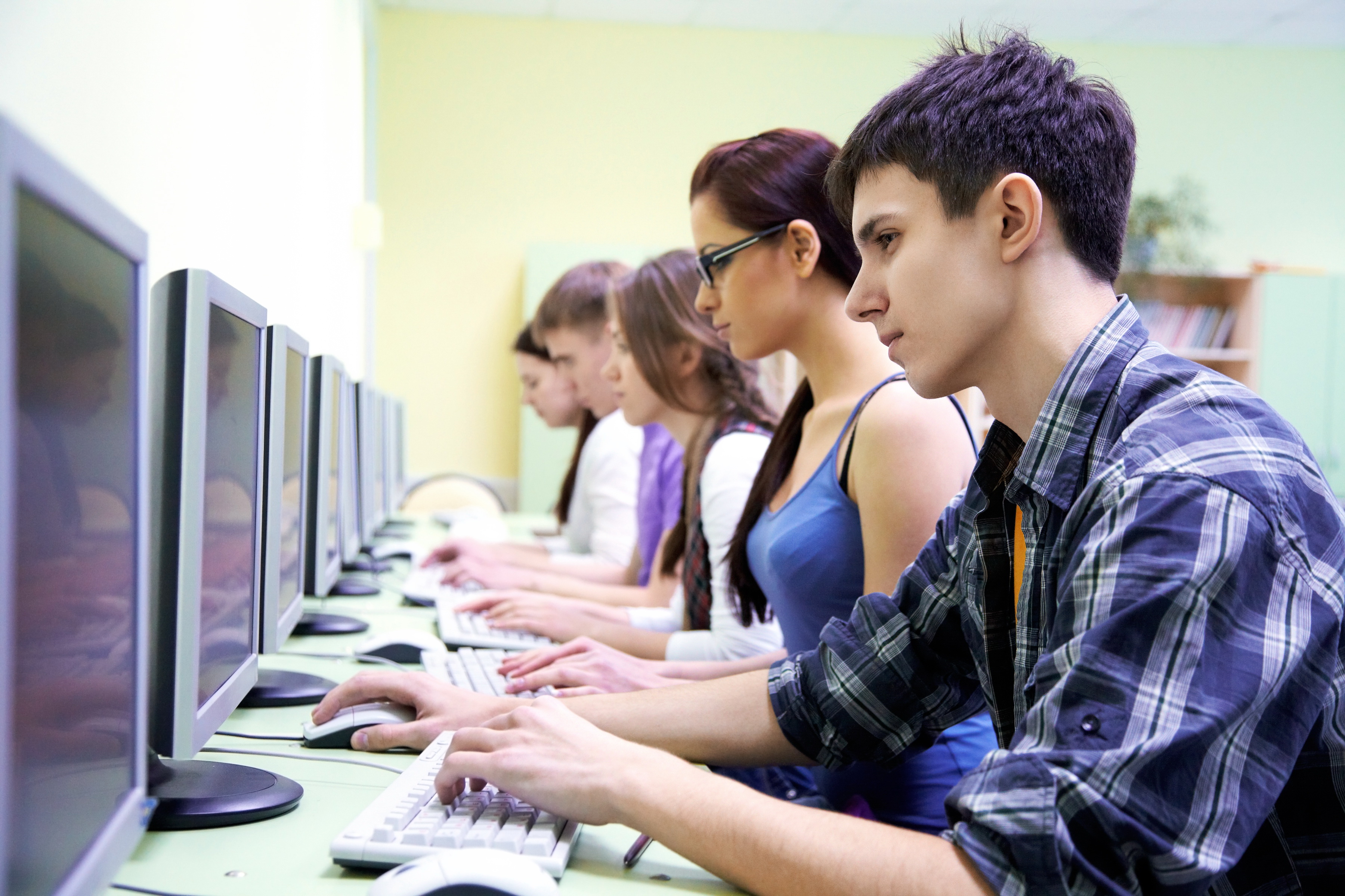 Class d student. Подросток за компьютером. Компьютер в школе. Подросток и компьютер. Студент за компом.