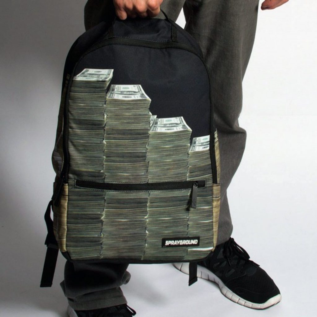 Инкассаторская сумка с деньгами