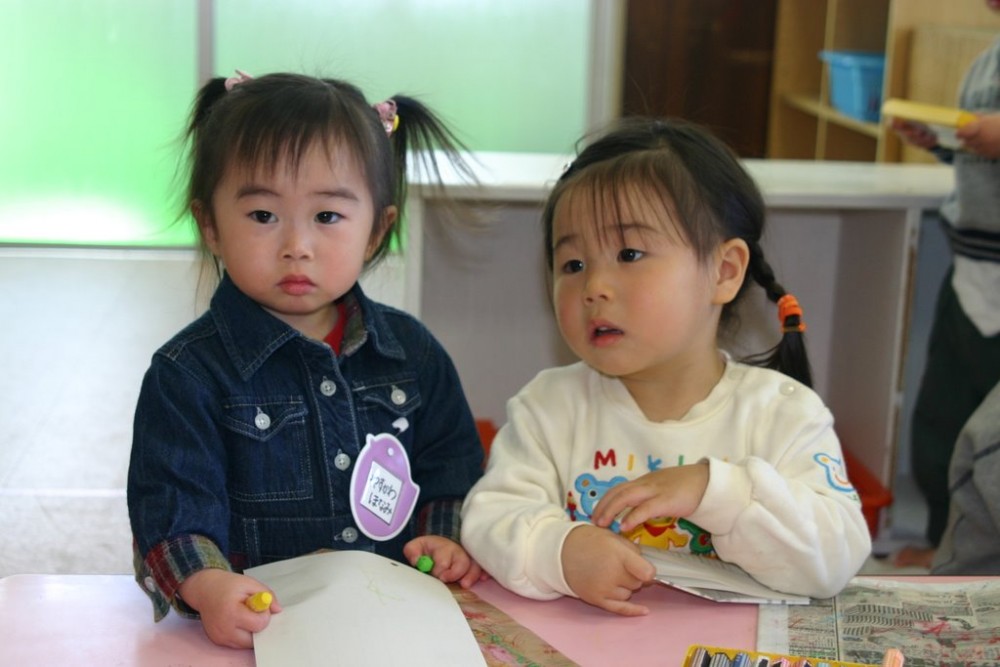 Японская мама пришла. Японские дети в детском саду. Японцы детский сад. Дети в Японии в детском саду. Японский сад для детей.
