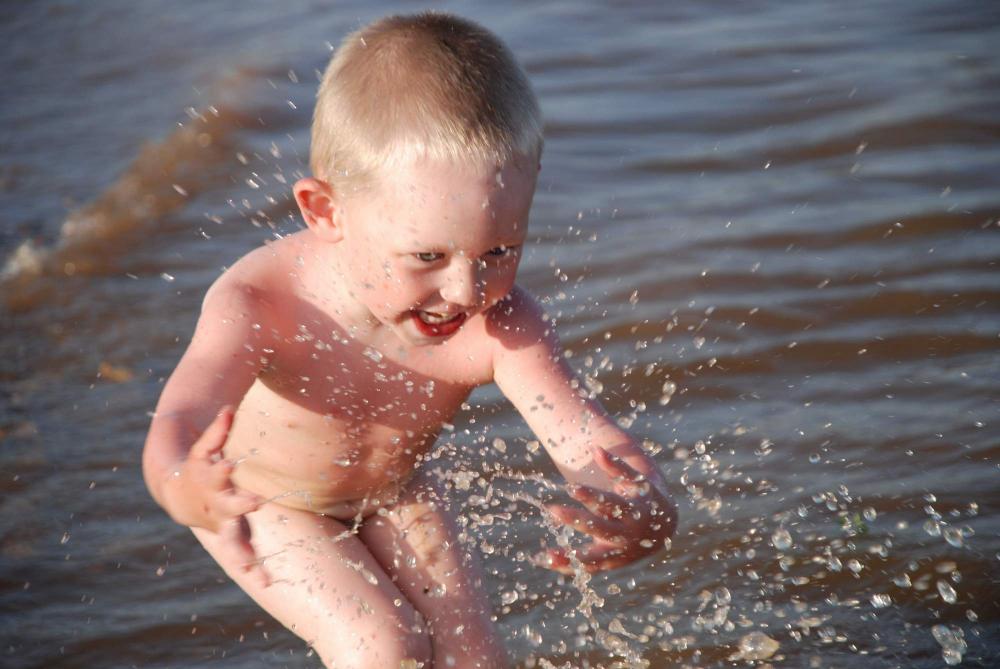 Ну купаюсь. Малыш купается. Мальчик купается в море. Мальчик 7 лет купается.