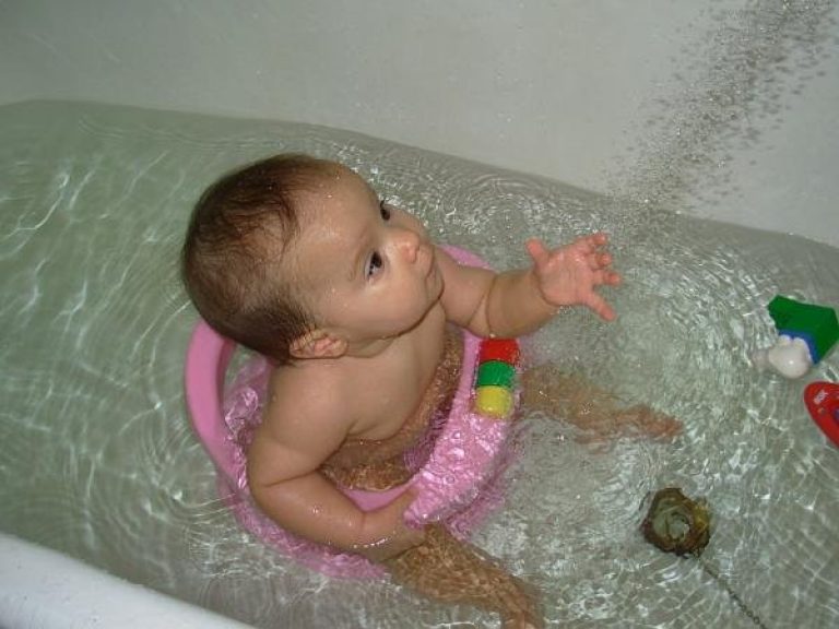 Видео купается ванна девочки. Купается в ванной. Купание девочек в ванной. Дети моются в ванной. Малыш купается.