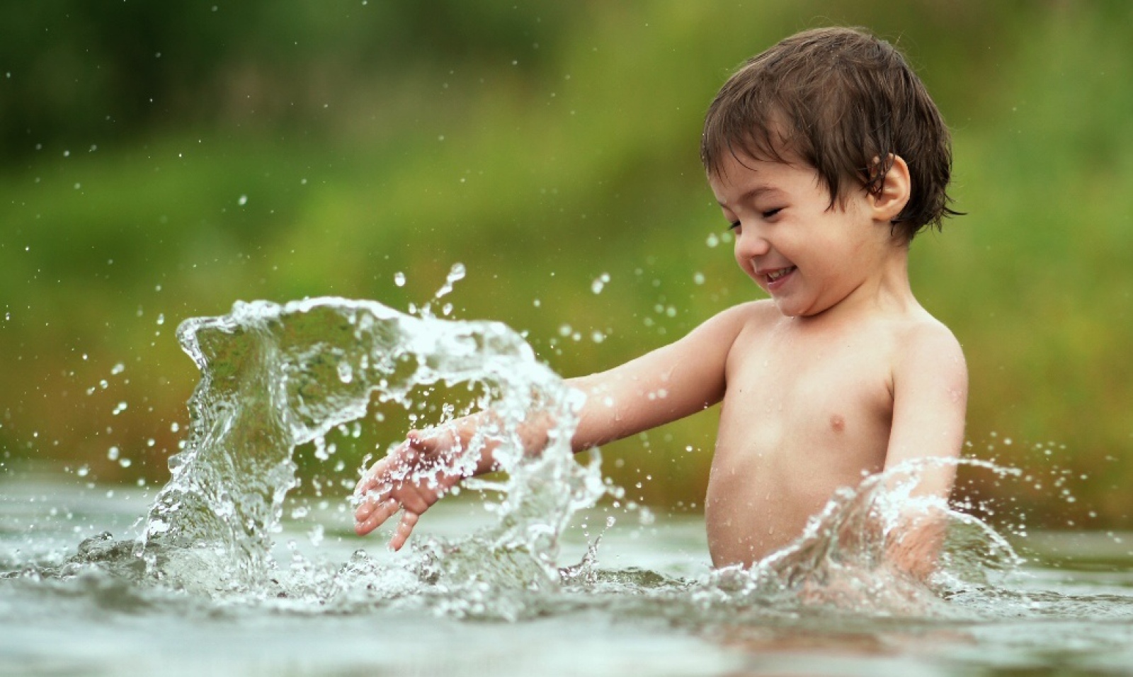 Купание. Дети брызгаются водой. Дети купаются в реке. Купание закаливание. Дети моются в реке.