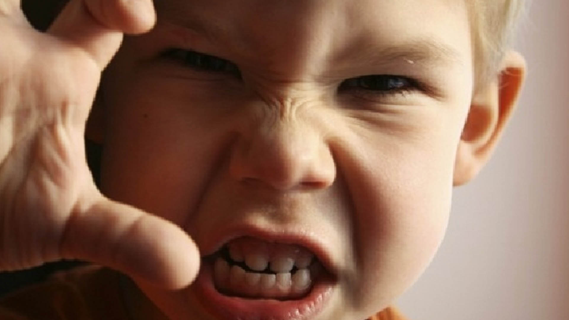 Дети очень агрессивны. Злой мальчик. Агрессивный ребенок. Эмоции для детей. Агрессивный дошкольник.