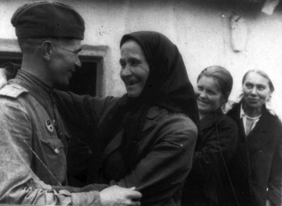 Семьи после войны. Мать солдата Великой Отечественной войны. Встреча с фронта. Встреча солдат 1945.