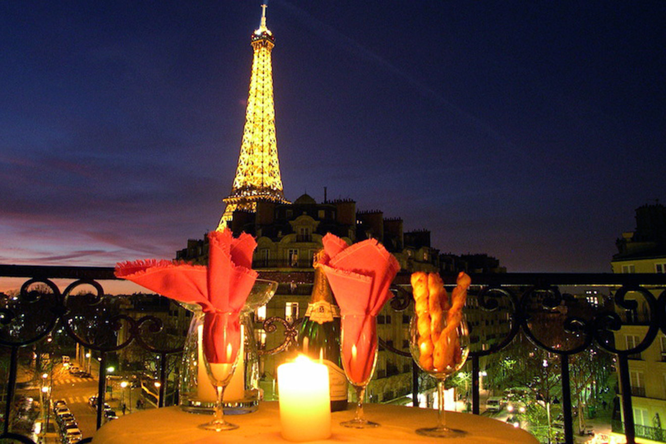 Ужин в Париже с видом на Эйфелеву башню