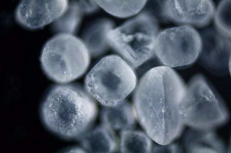 Кристалл сахара под микроскопом фото