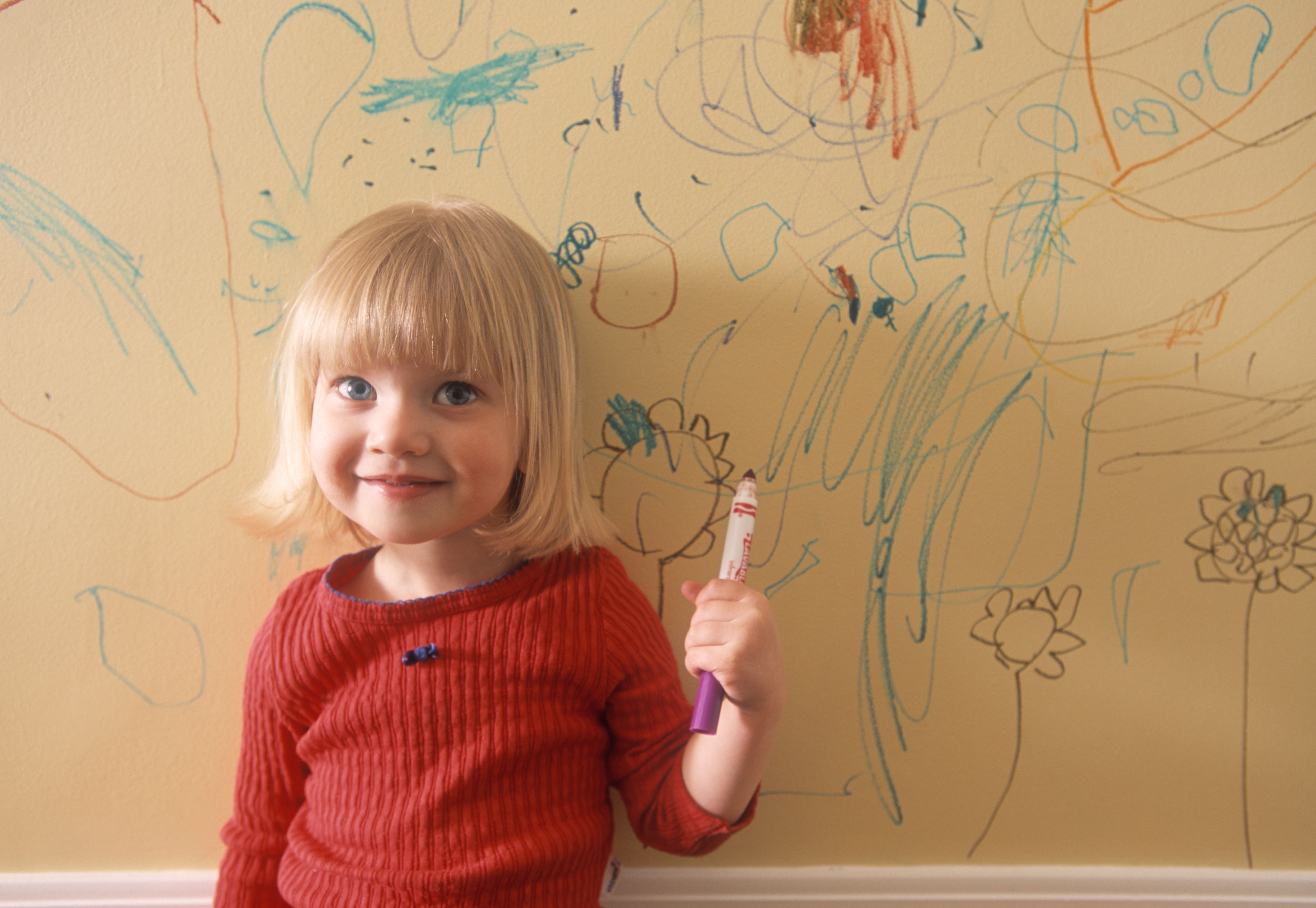 Ребенок рисует на стене