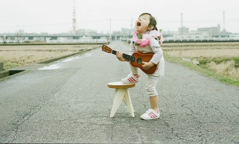Видео душа поет. Веселая девушка с гитарой. Маленькая девочка с гитарой смешное. Мелкая с гитарой. Смешная девочка поет.