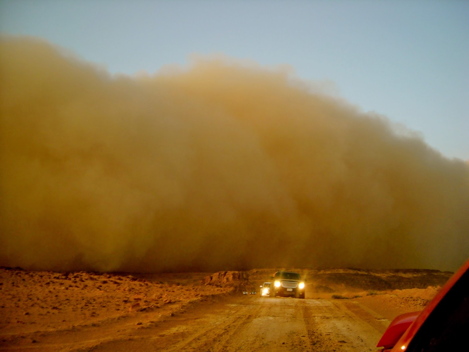 Самые сильные ветры на планете. Самум Песчаная буря. Песчаная буря в пустыне сахара. Самум ветер пустыни. Пустыня сахара пыльная буря.
