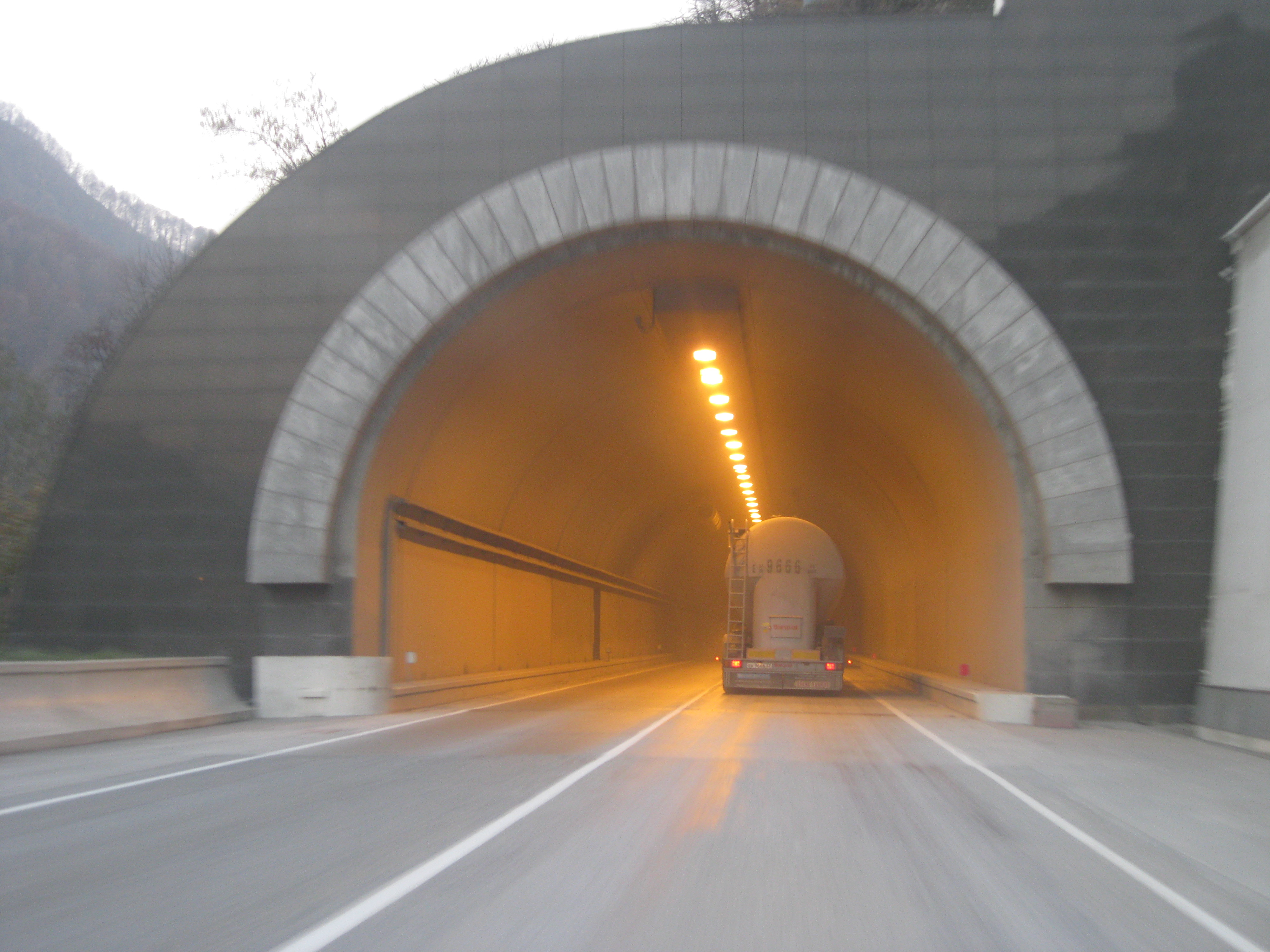 Тоннель. Тоннели Адлер красная Поляна. Тоннель на красную поляну в Сочи. Туннель Сюэшань Тайвань. Новое Краснополянское шоссе туннель.