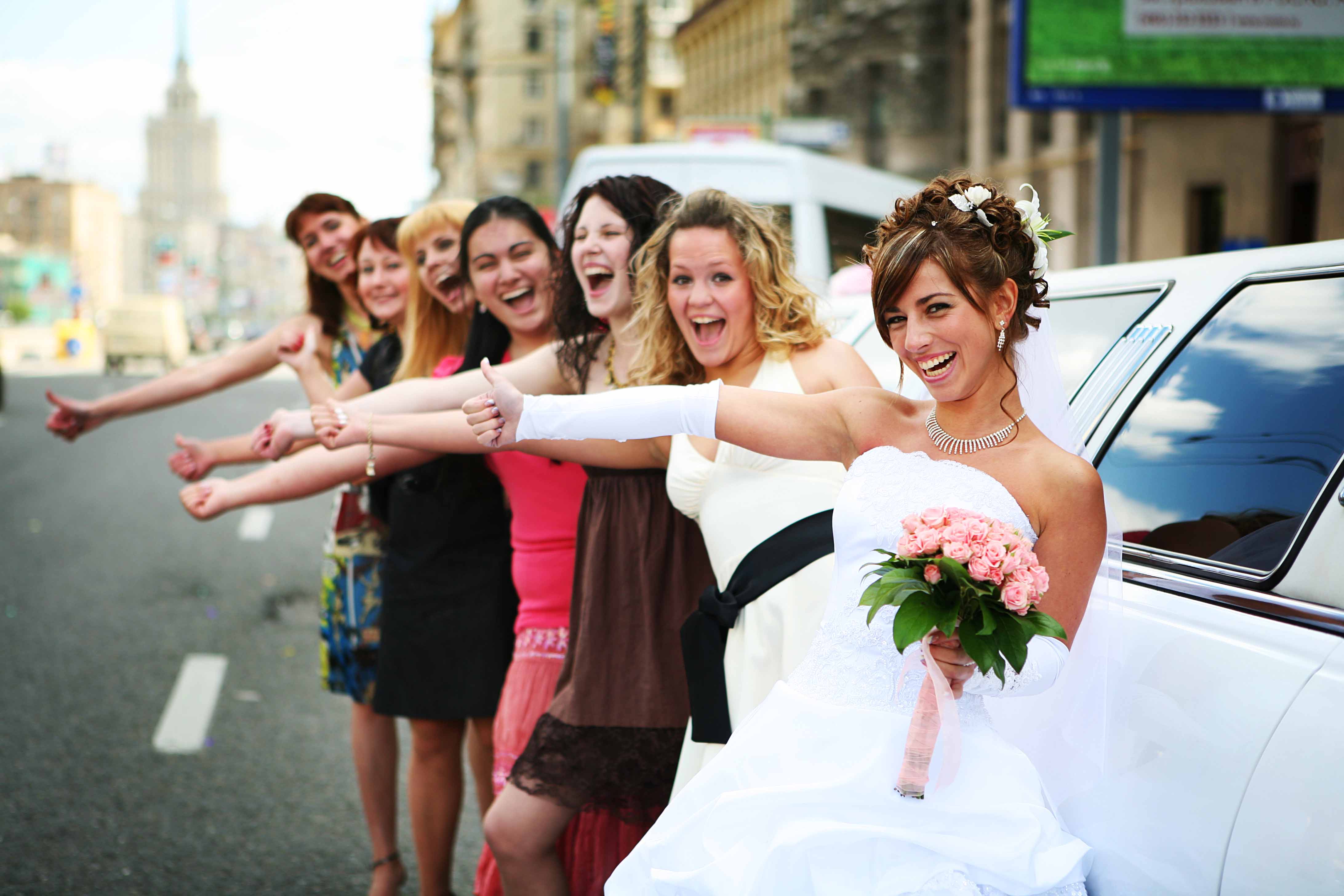 Свадьба гости веселые. Подружки невесты. Фотосессия с подружками невесты. Смешные подружки невесты. Свадьба невеста.