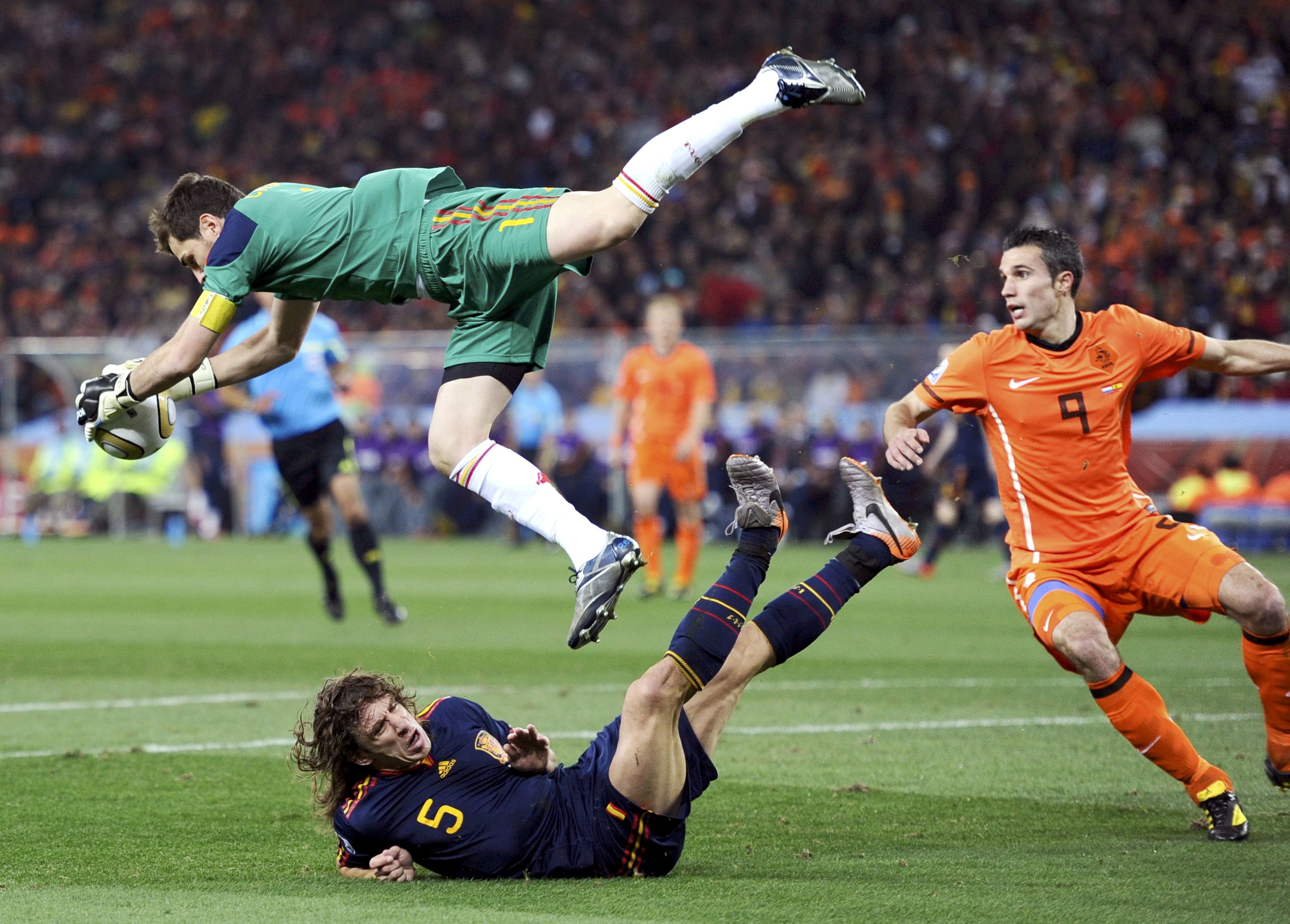 Самый опасный момент. Икер Касильяс финал ЧМ 2010. Голландия Испания финал ЧМ 2010. Икер Касильяс сейв 2010. Вратарь сборной Нидерландов на ЧМ 2010.