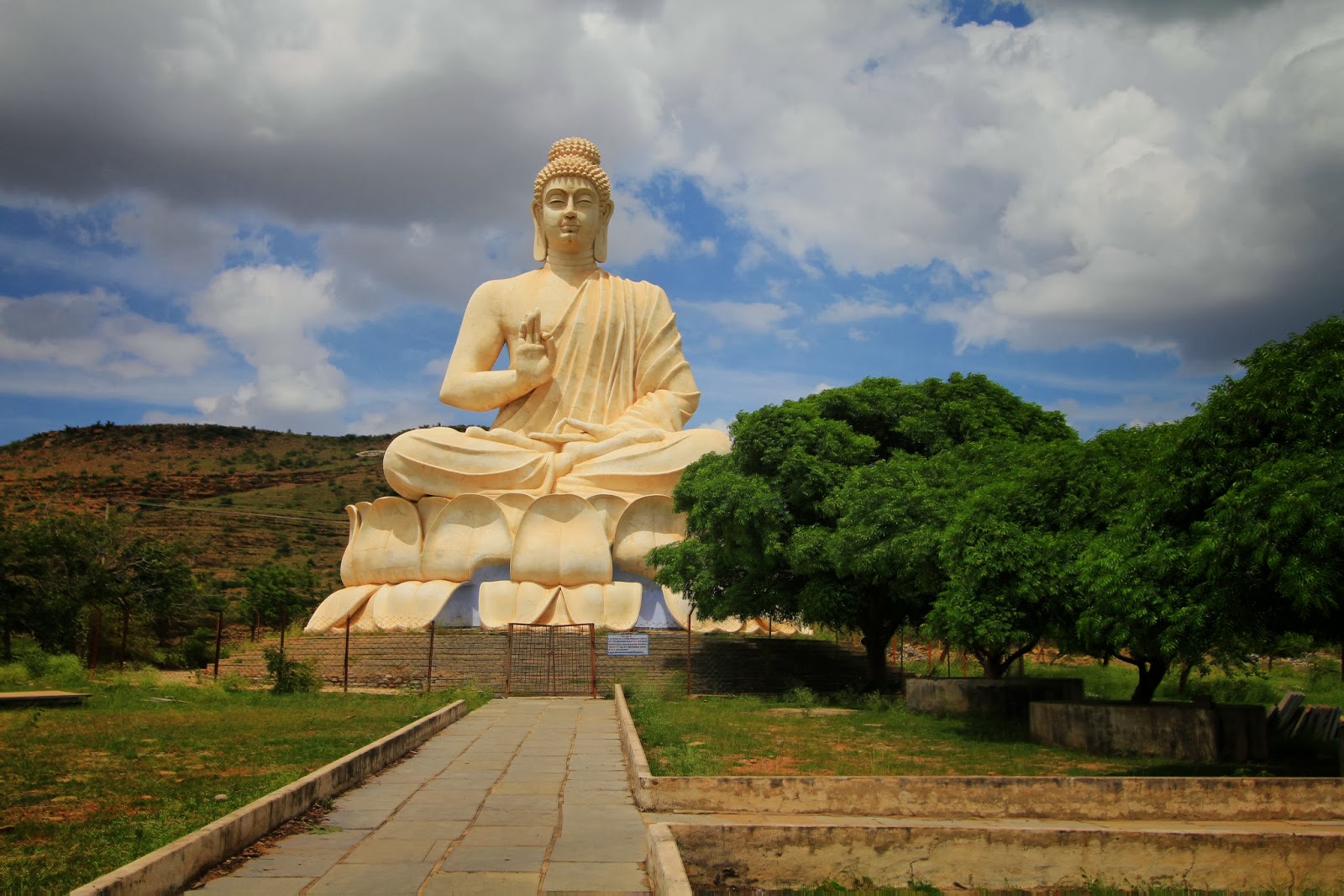 Сиддхартха Гаутама статуя
