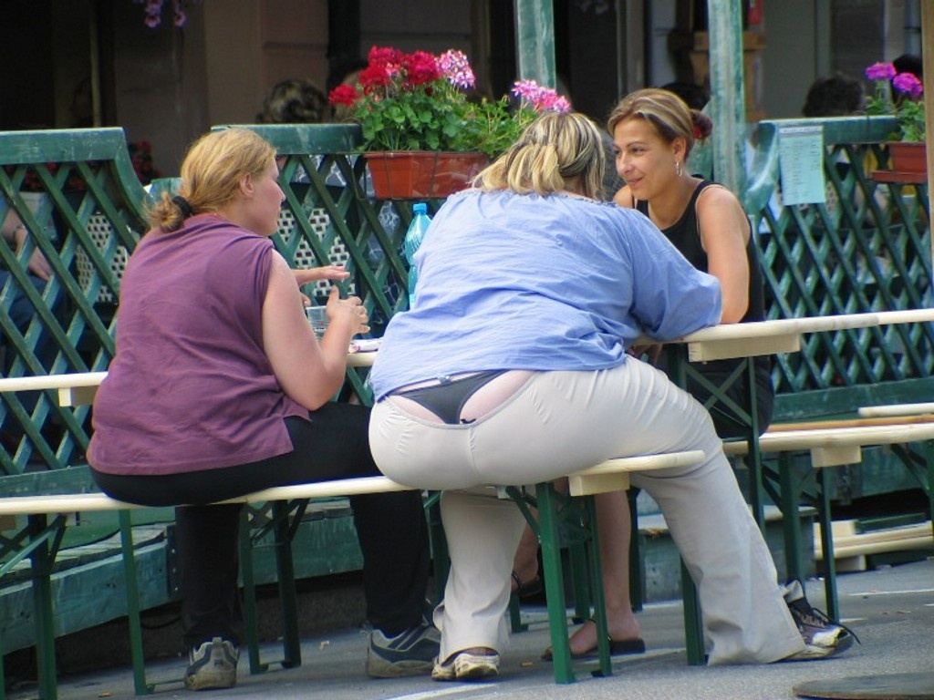 Сидит толстой жопой. Толстая женщина на скамейке. Толстая женщина на улице. Жирные женщины на скамейке.