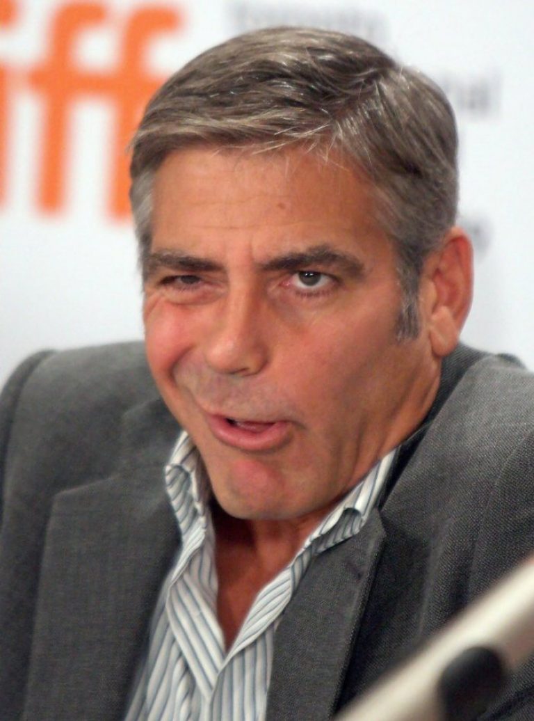 Джордж Клуни корчит рожи