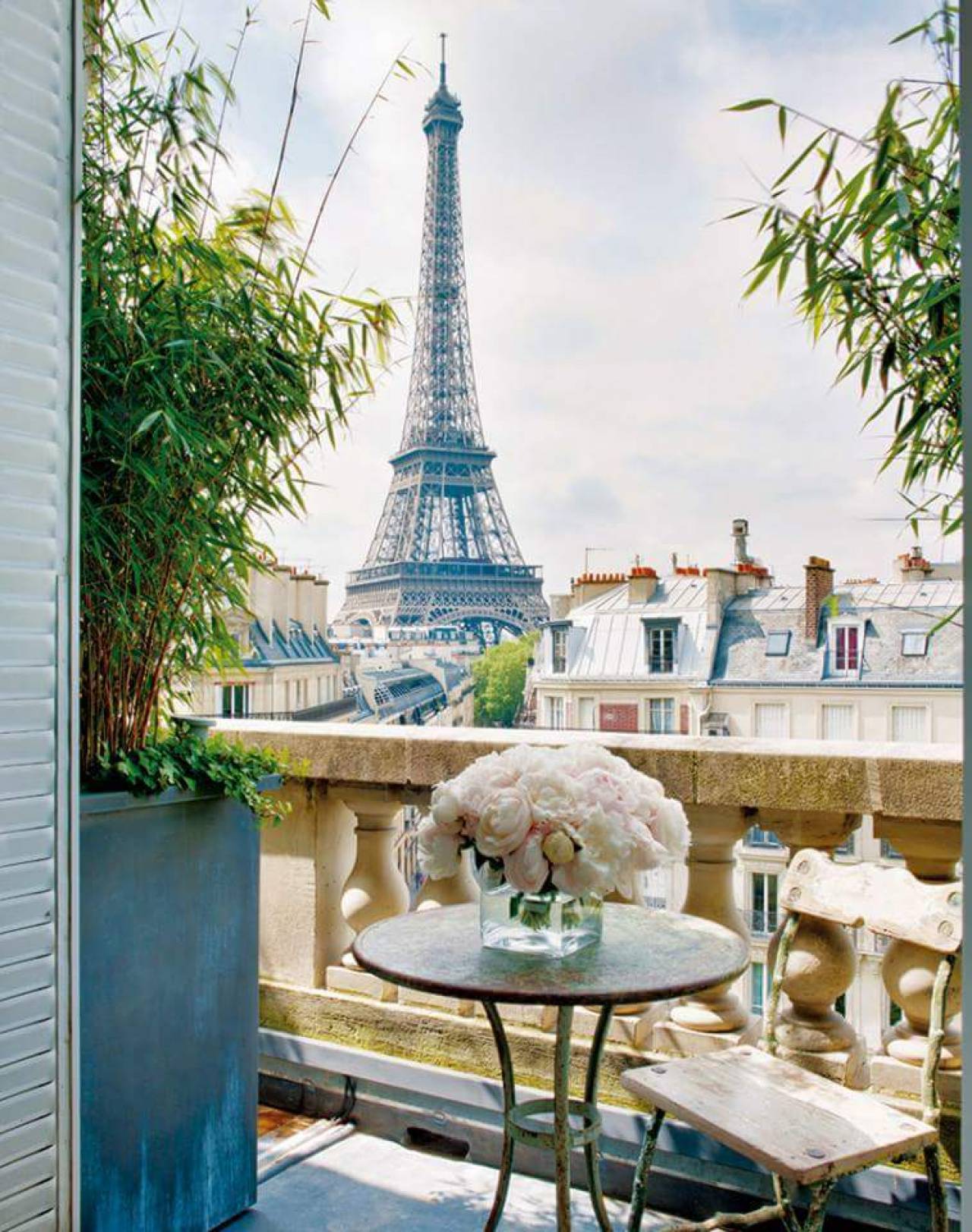 Вид на париж с эйфелевой башни. Отель в Париже с видом на Эйфелеву башню. Квартира в Париже с видом на Эйфелеву башню. Париж балкон Эйфель. Париж вид с балкона на Эйфелеву башню.