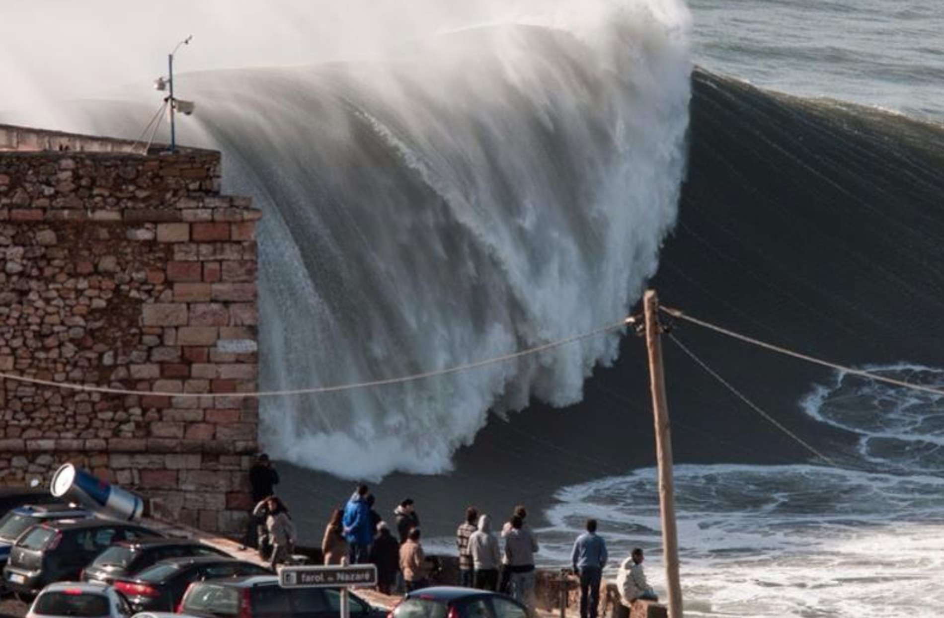 Волны огромные страшные. Назаре Португалия волны. Португалия серфинг Nazare. ЦУНАМИ Тихого океана 30 метров. Каньон Назаре Португалия.