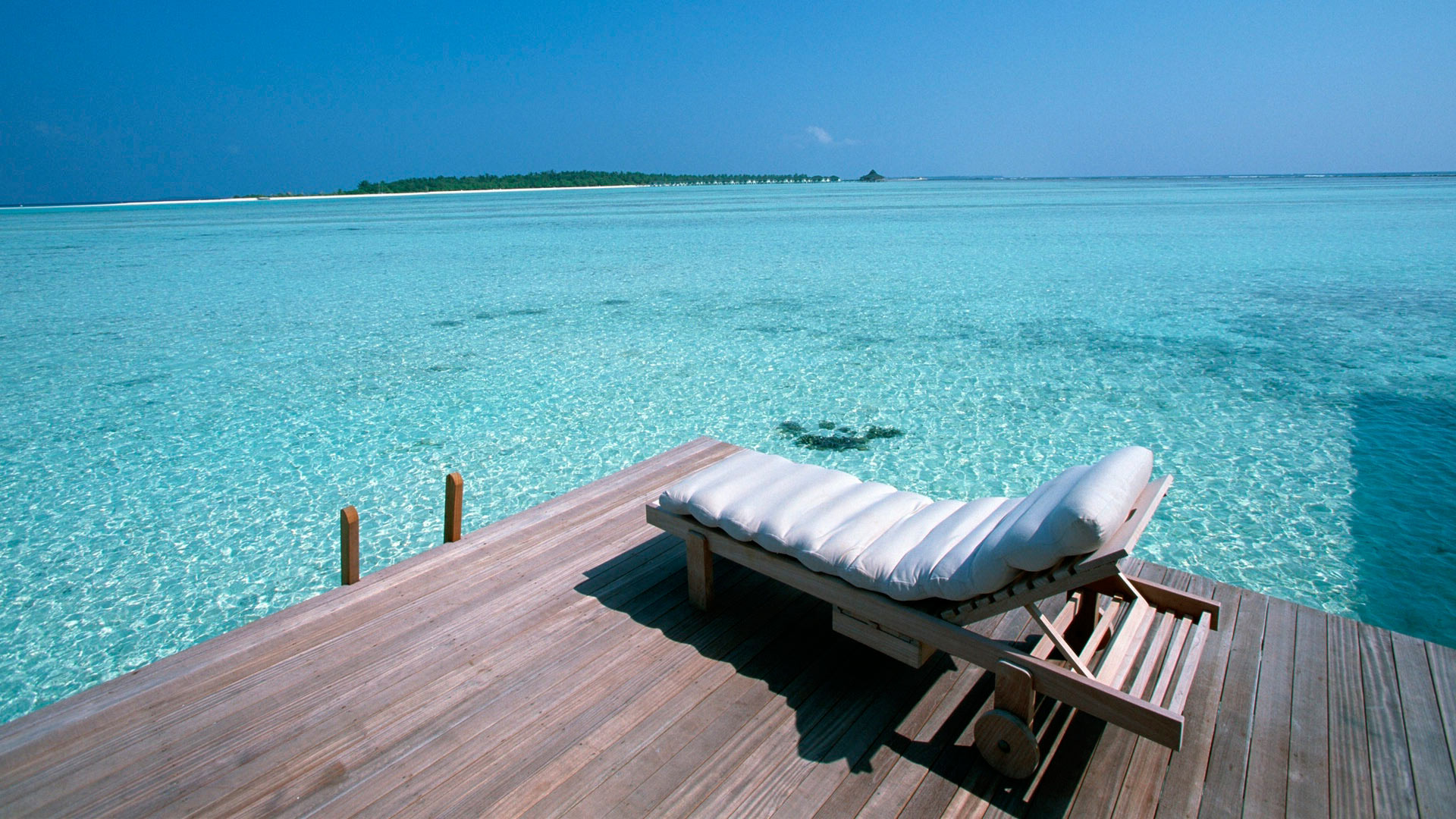 Дон релакс. Шезлонг на пляже. Прозрачное море. Море Мальдивы. Лежак на море.