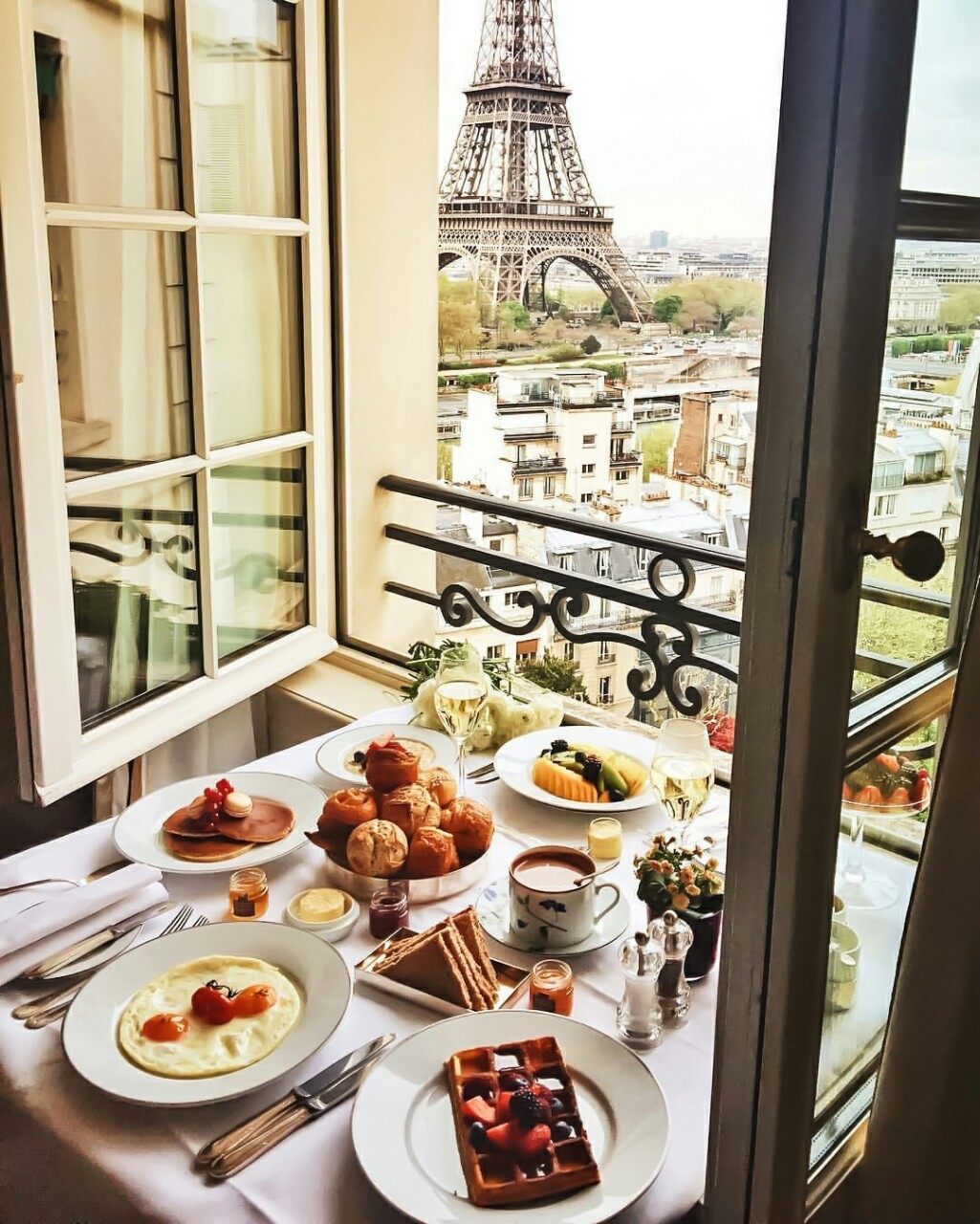Завтрак с видом на Эйфелеву башню