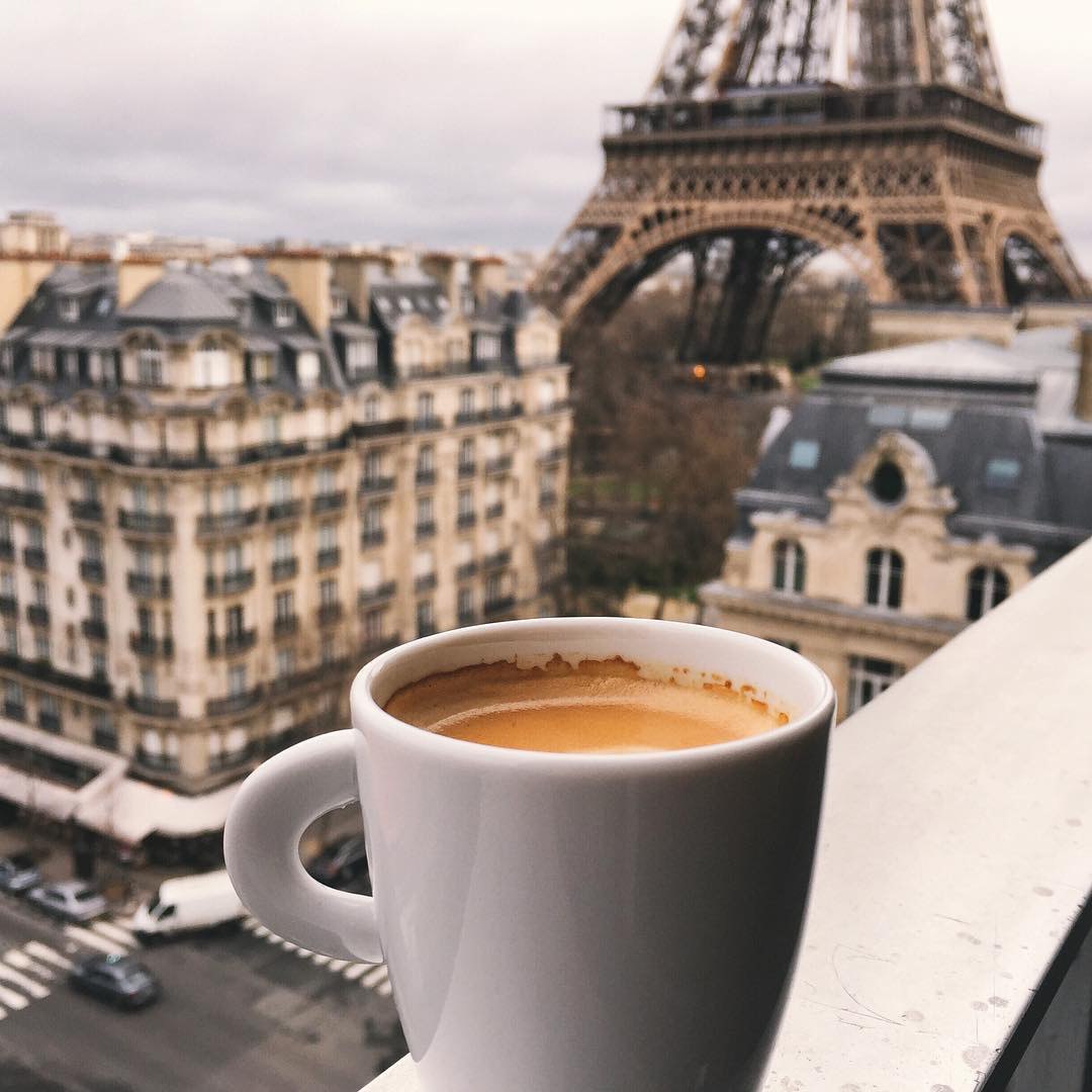 Утро в Париже