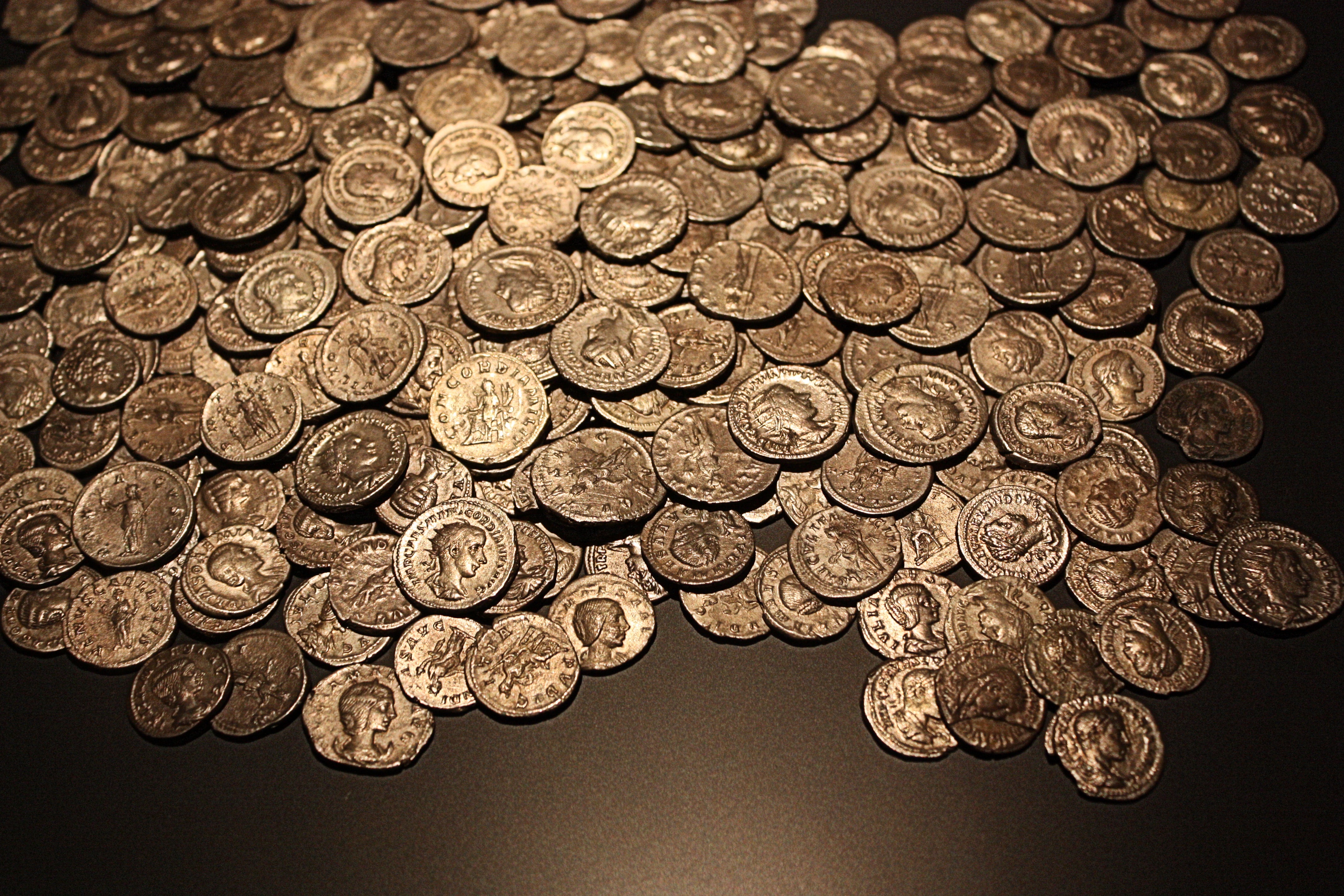 Пятистами монетами. Старинные монеты. Древние монеты. Антиквариат монеты. Старинные золотые монеты.