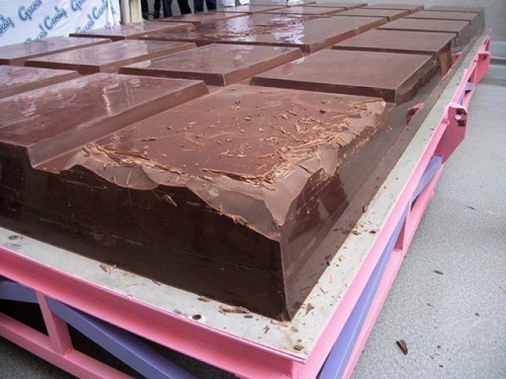 Плитка шоколада 1 кг. Большая шоколадка. Большая шоколадная плитка. Самая большая шоколадная плитка. Самая большая шоколадка.
