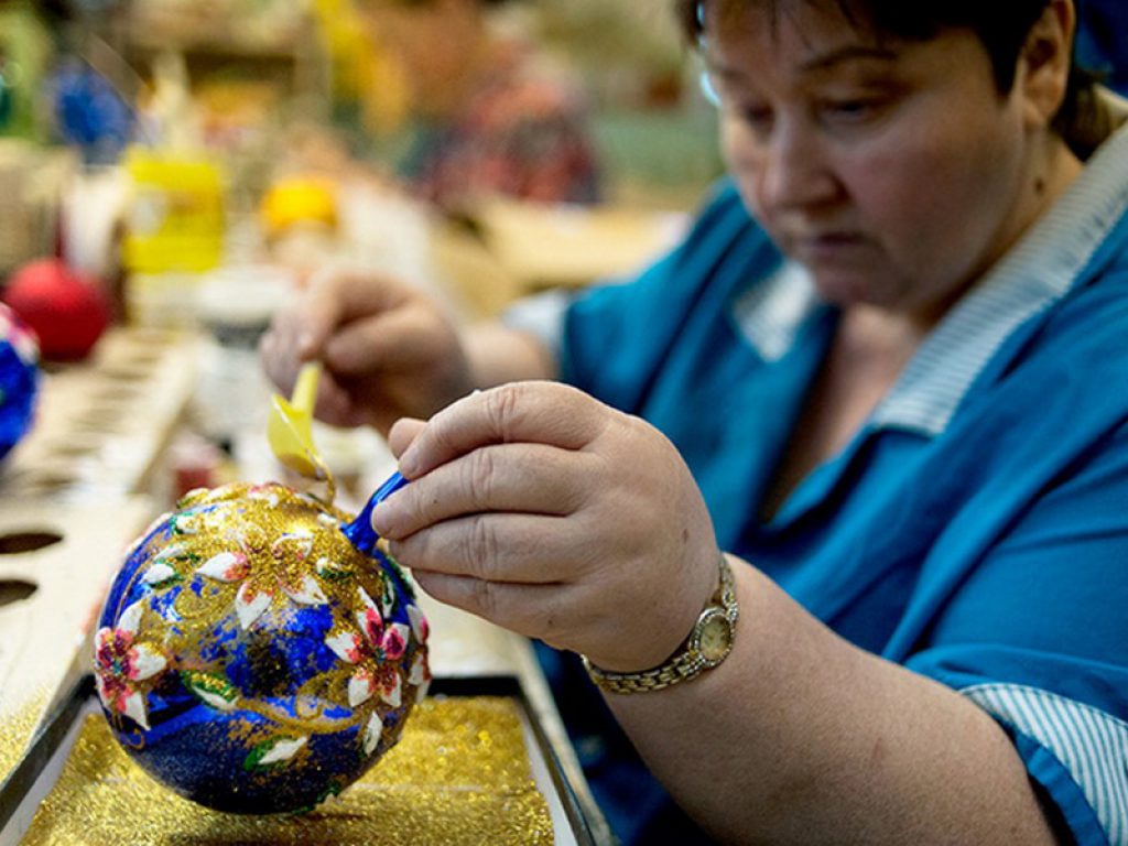 Новогодние шары. Мастер по изготовлению елочных игрушек. Новогодний мастер класс для детей. Дети изготавливают новогодние игрушки. Мастер по изготовлению елочных игрушек.