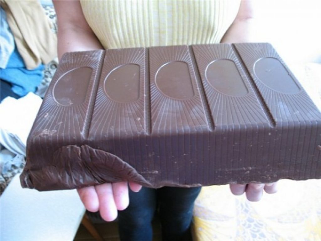 Купить шоколад спб авито. Большая шоколадка. Огромная плитка шоколада. Огромный шоколад. Самая большая шоколадка.
