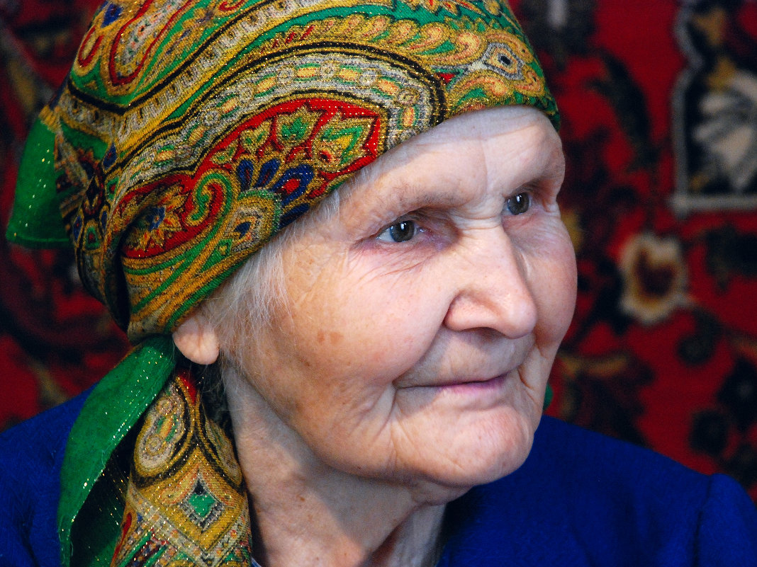 Старухи в платках. Платок на голову бабушке. Старушка в платке. Пожилая женщина в платке. Бабушка в платке.