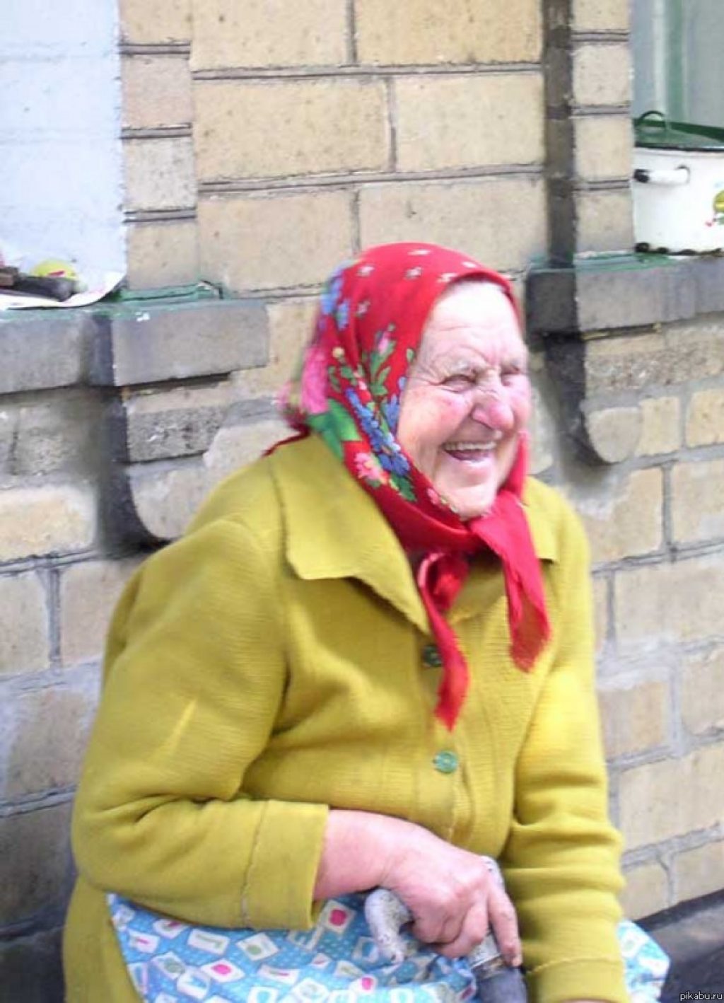 Бабка смеха. Бабушка смеется. Старушка смеется. Бабки.