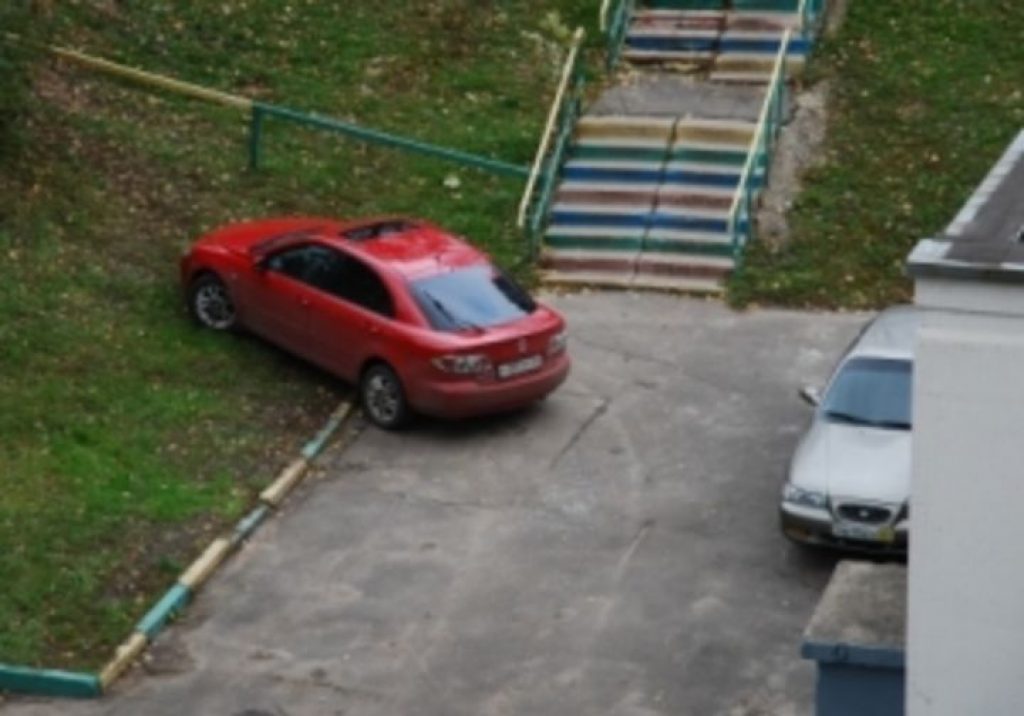 Парковка на зеленой зоне. Газон автомобиль. Припарковался на газоне. Парковка на газоне во дворе. Газон для парковки автомобиля.