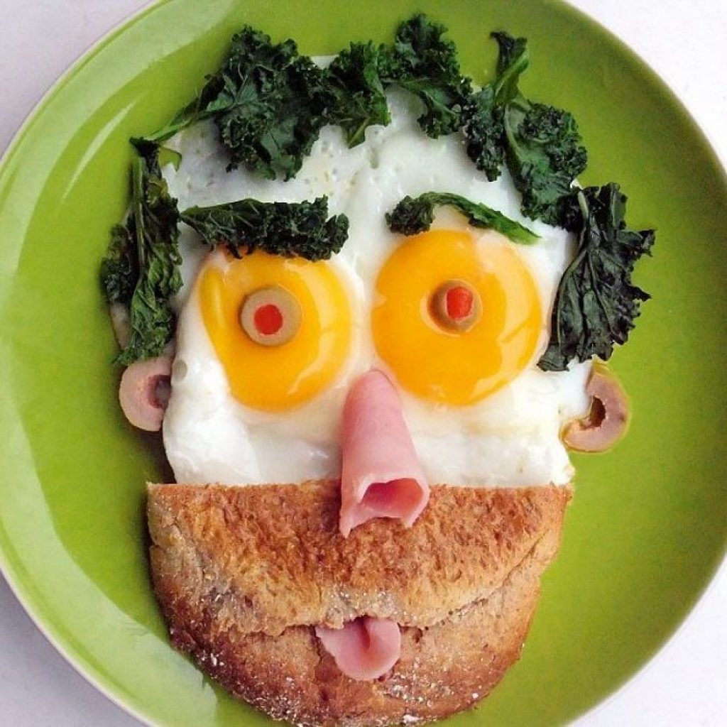 Обед прикол. Оригинальная яичница для ребенка. Завтрак для детей яичница. Креативные блюда из яиц. Вкусный и красивый завтрак.
