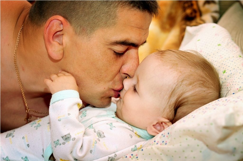 Мама папа целует. Папа целует малыша. Ребенок целует. Младенец целует папу. Папа целует новорожденного.