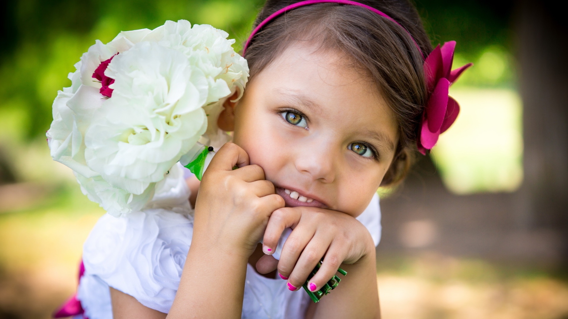 Маленькая девочка с букетом цветов