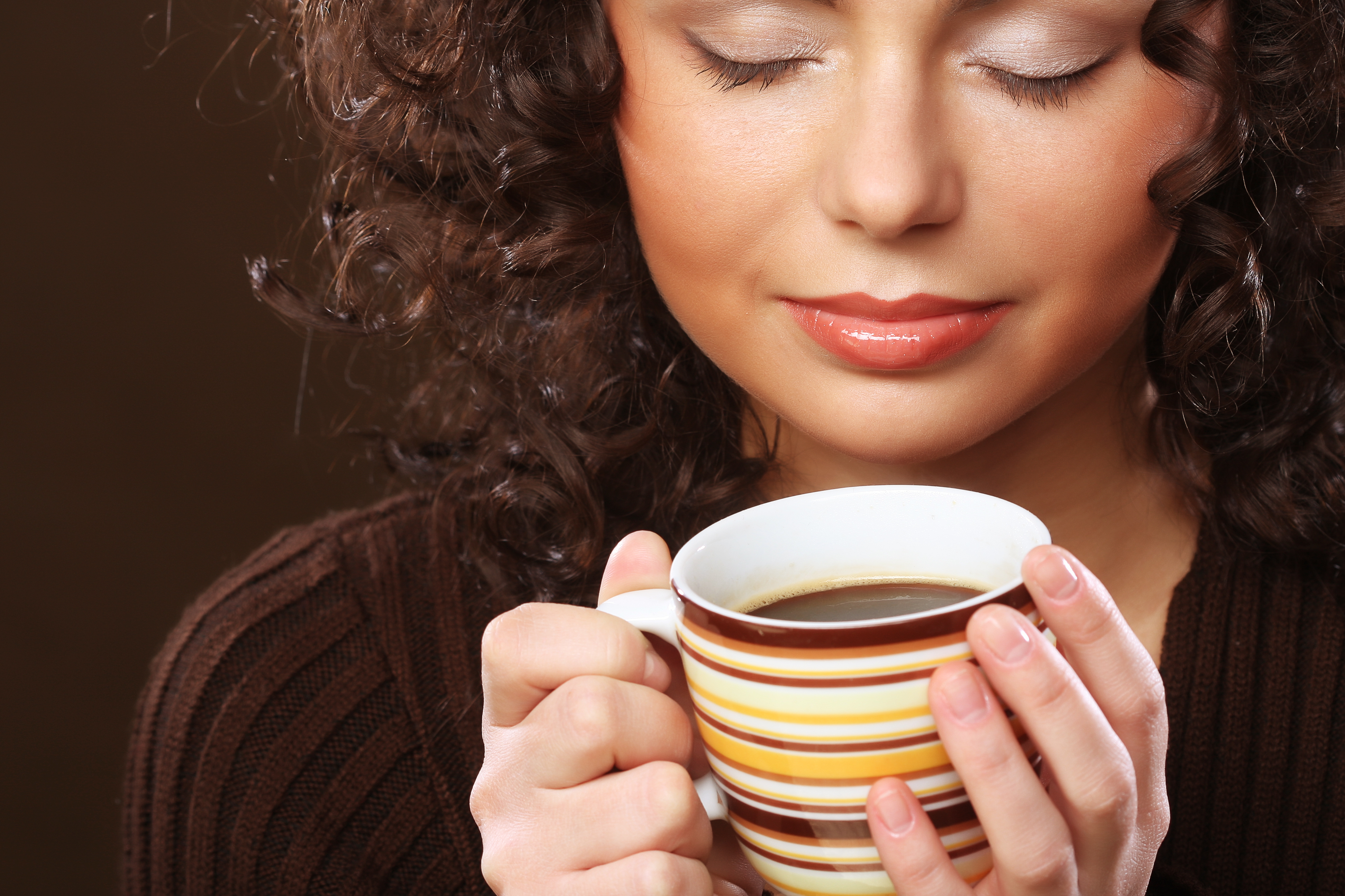 Удовольствие с утра. Девушка пьет кофе. Девушка с чашкой кофе. Женщина с чашкой чая. Девушка с кружкой кофе.
