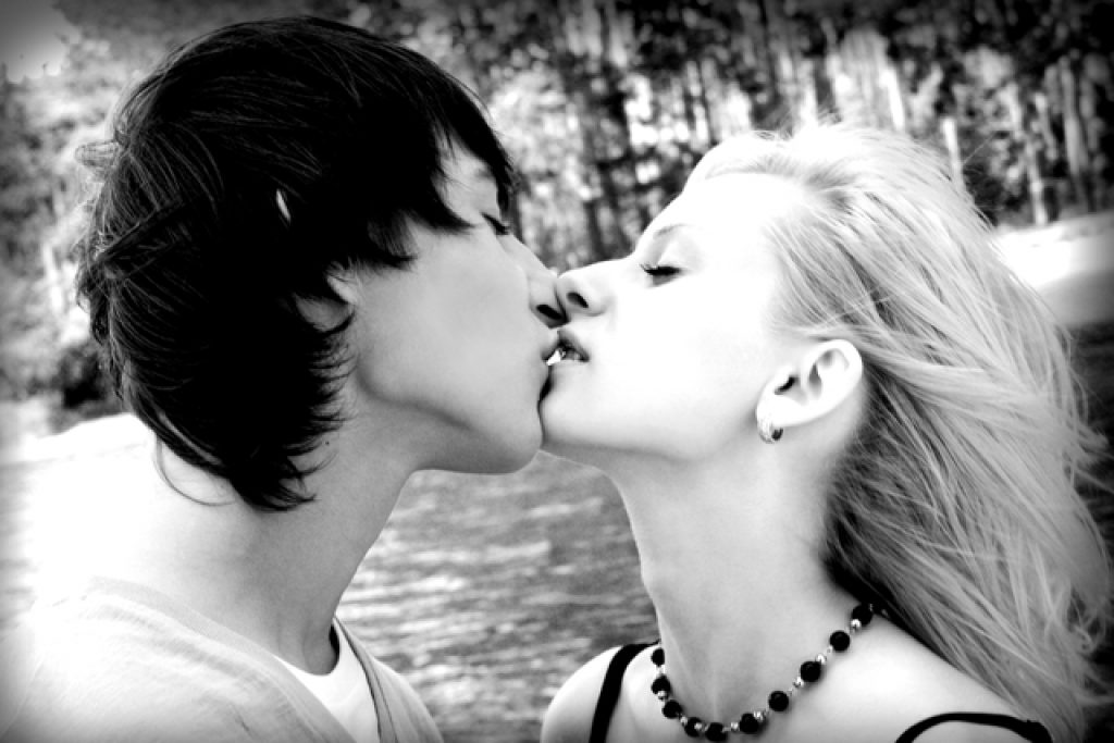 Девушки целуются грудью. Поцелуй молодых. Молодые целуются. Необычный поцелуй картинки. Редкие поцелуи фото.