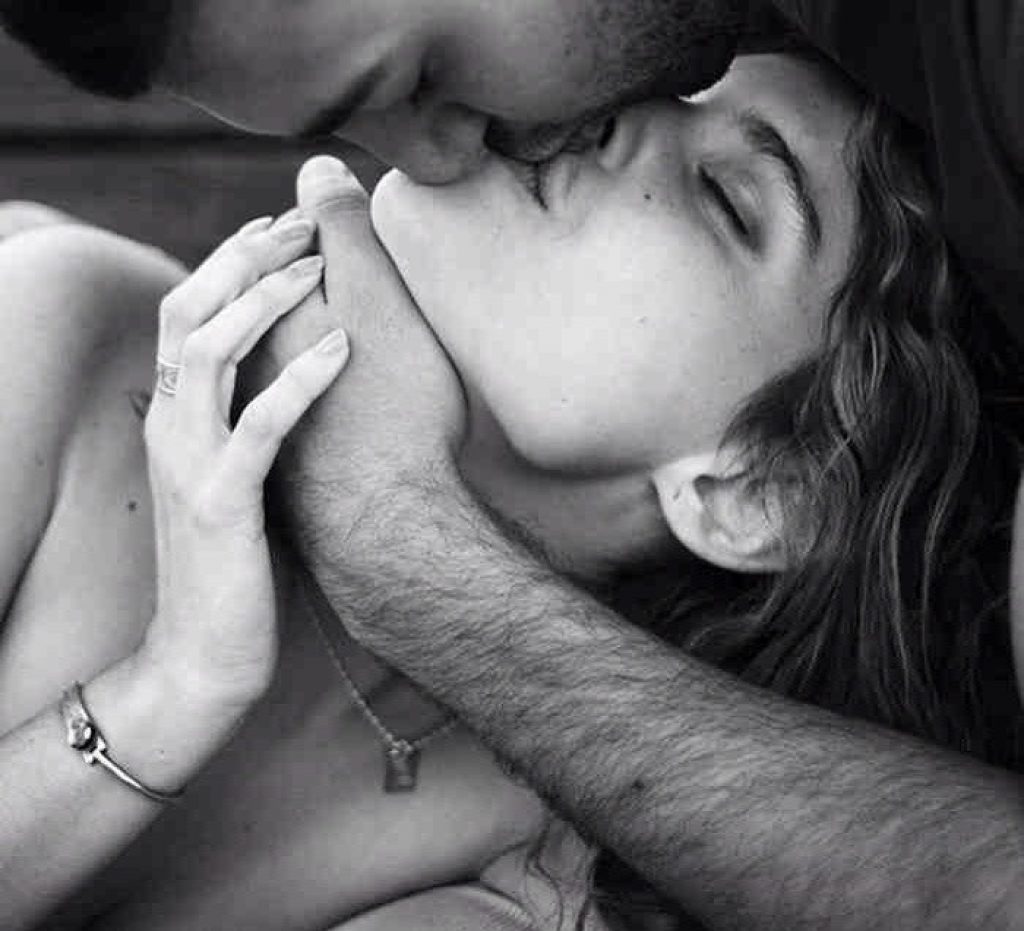 Мужчина целует ласкает. Нежный поцелуй. Страстный поцелуй. В нежных объятьях. Нежные страстные поцелуи.