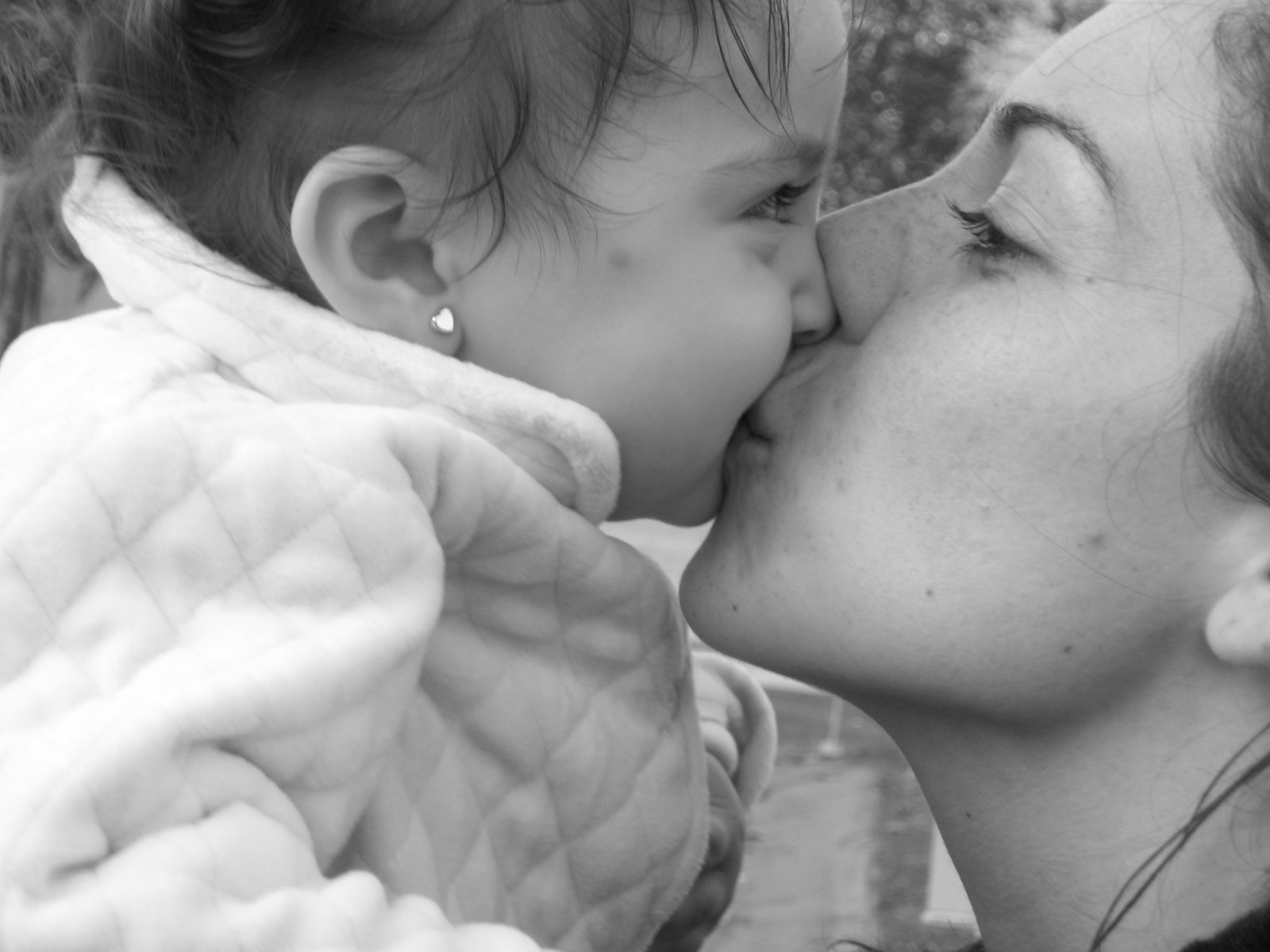 Мама и дочка целуются. Поцелуй. Детский поцелуй. Нежный поцелуй. Поцелуй матери.