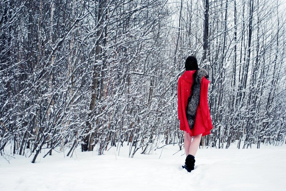 Фото девушек зима спиной. Девушка зимой в лесу спиной. Девушка зимой со спины. Девушка в зимнем лесу. Девушка в зимнем лесу со спины.