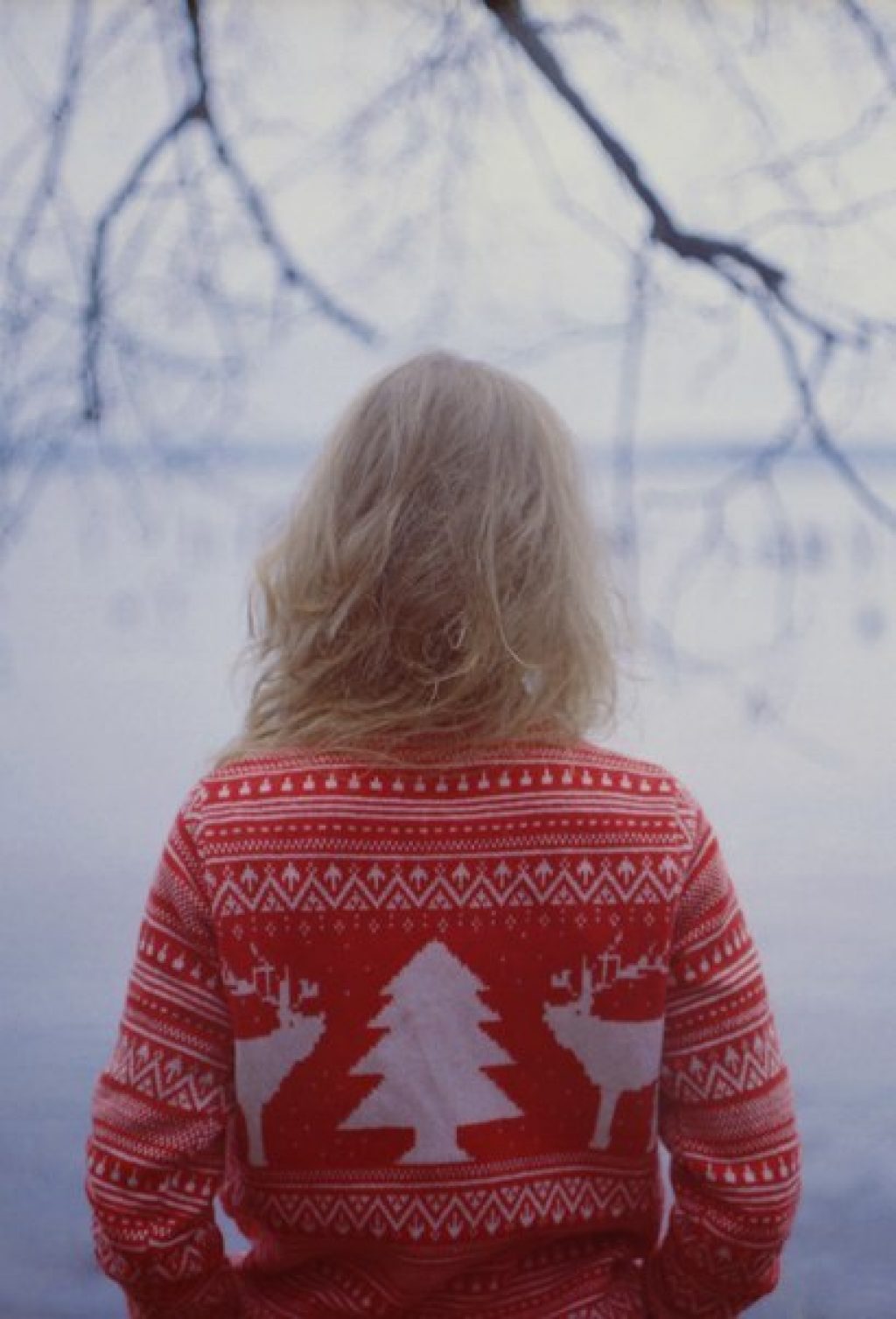 Девушка блондинка со спины зимой