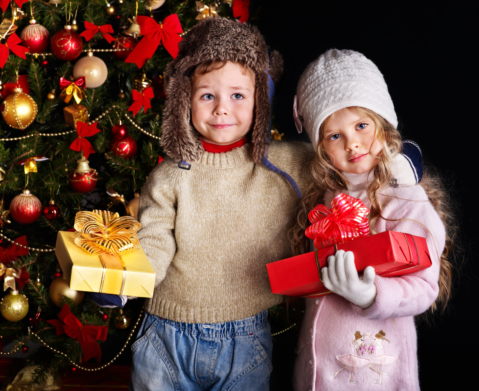 Новый ребенок сайт. Новогодние подарки для детей. Дети сновгодними подарками. Новый год дети. Новогодняя елка для детей.
