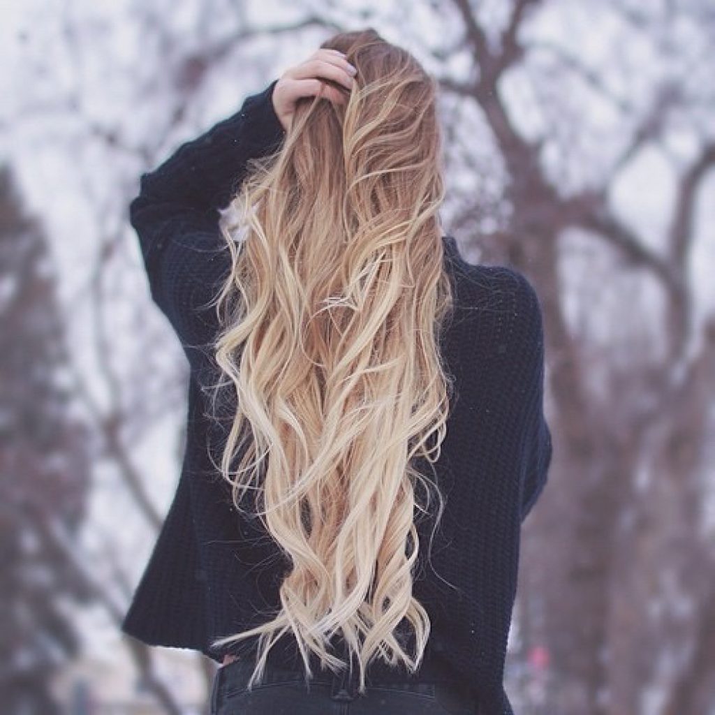 Фото девушки спиной с длинными волосами блондинки
