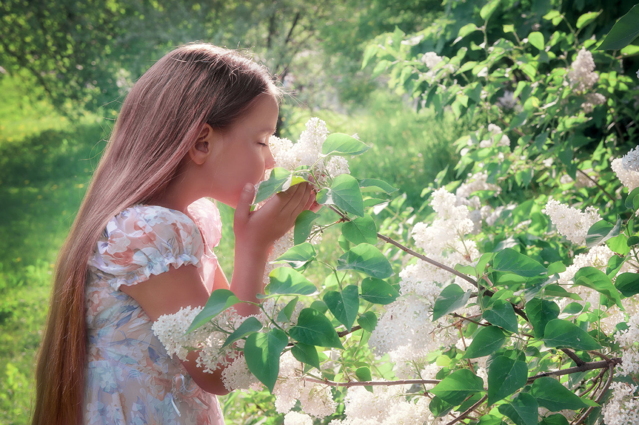 Воздух благоухание. Девушка в весеннем саду. Девочка с сиренью. Вдыхать аромат цветов.
