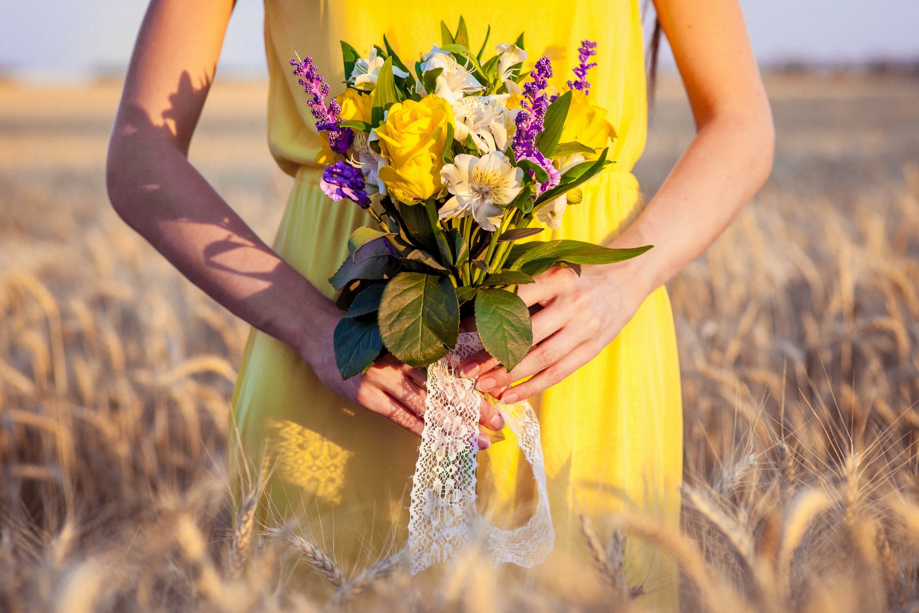 Человек стоит с цветами. Букет в руках. Цветок на руку.. Девушка с букетом полевых цветов. Букет "женщине".