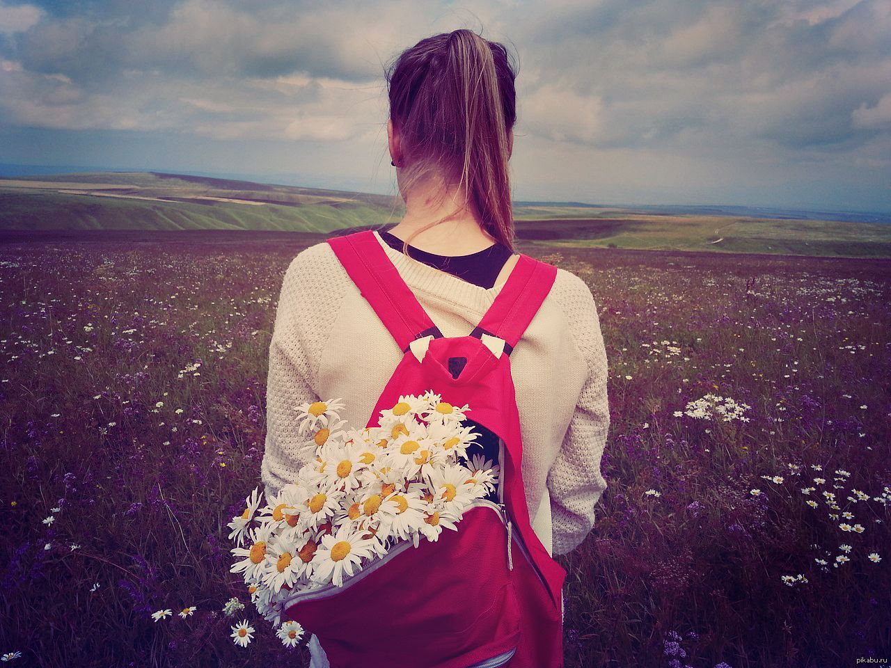 Фото девушки на аву со спины с цветами
