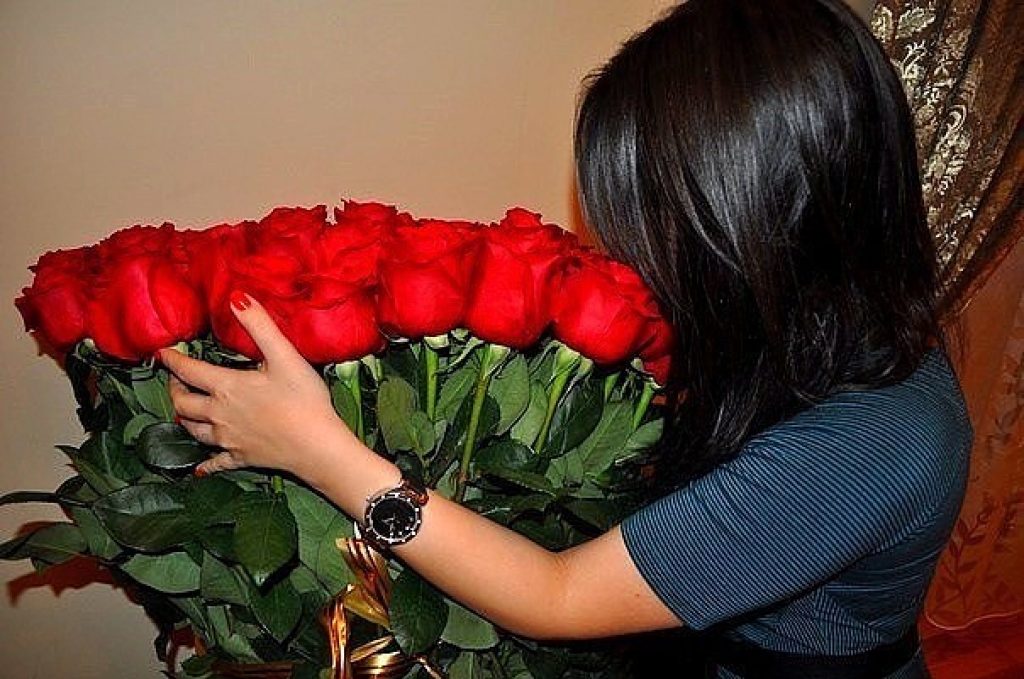 Фото девушки с розами в руках без лица